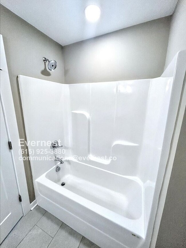Building Photo - Lovely 3-Bedroom Townhome in a Convenient ...
