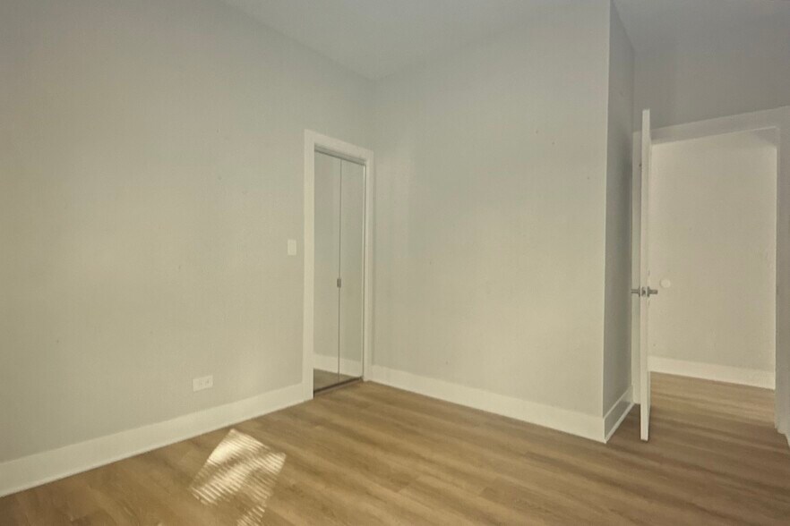 Building Photo - 7600 N Sheridan Rd