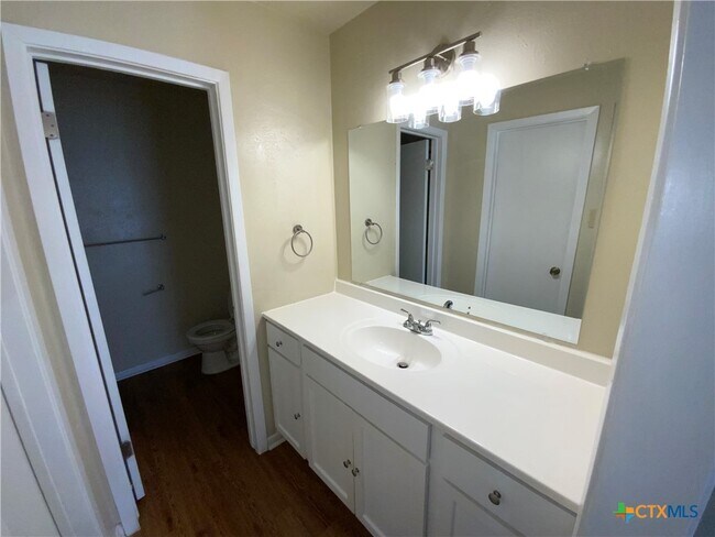 Building Photo - 510 B Cheyenne Dr