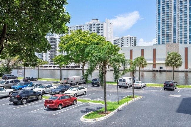 Building Photo - 600 Parkview Dr