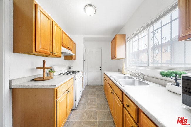 Building Photo - 640 W 81st St