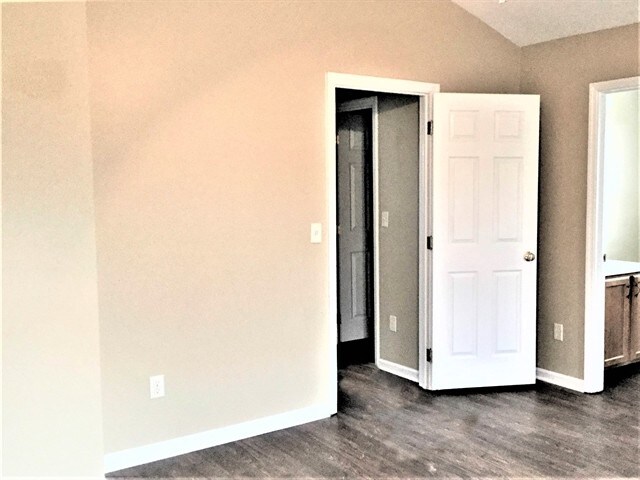 Building Photo - 161 Lakeview Dr