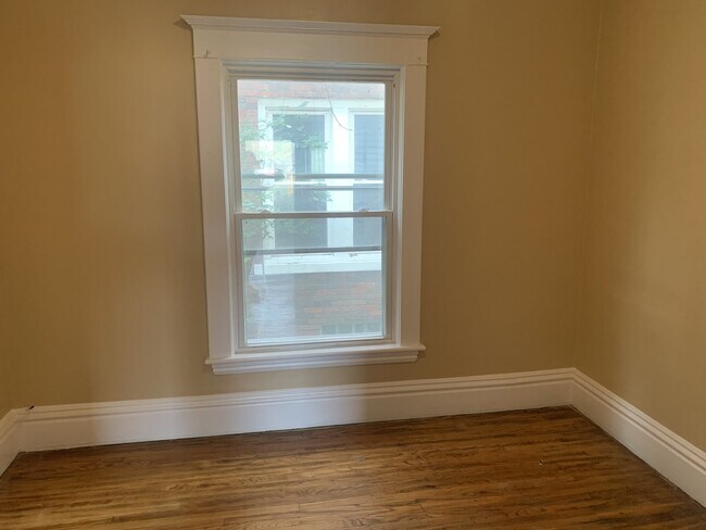 Building Photo - 2 Bedroom Upper Close to Downtown!