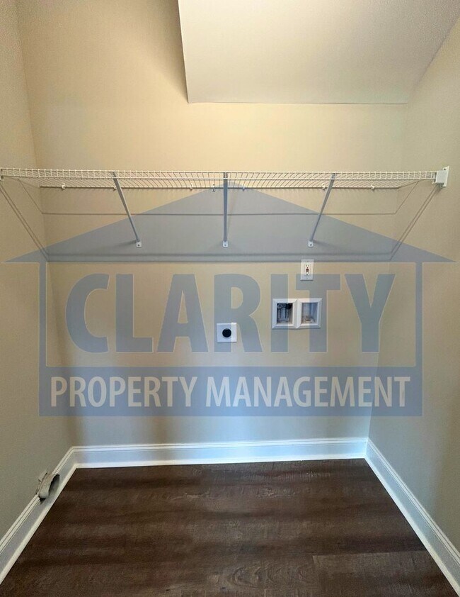 Building Photo - Spacious 4-bedroom home in prime Cleveland...