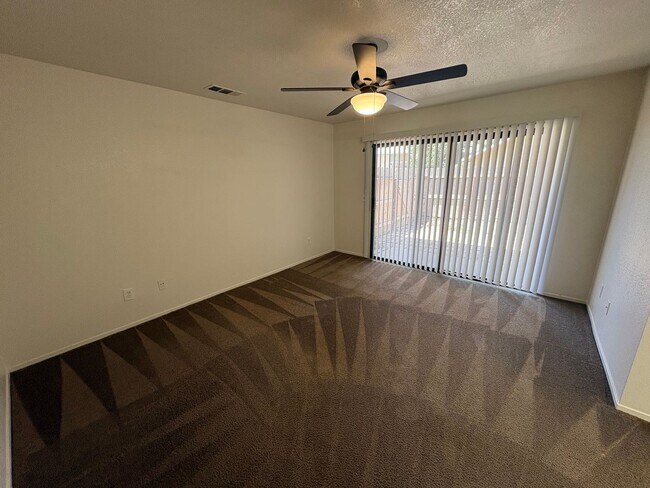 Building Photo - NW Condo Near Shopping Center Available Now!
