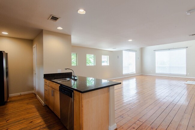 Building Photo - Stunning Contemporary 3-Story 3/2/2 Townhome in Oaklawn Gated Community!