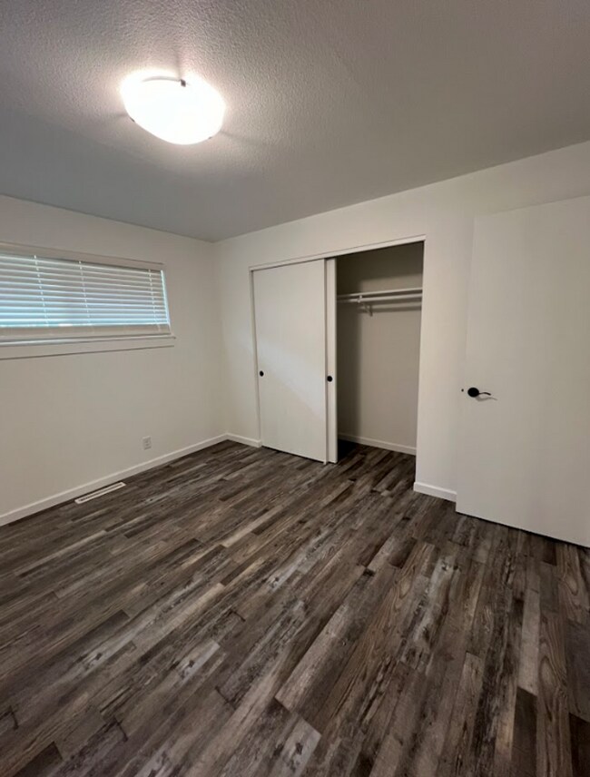 Building Photo - Updated, Single Level Home, 3BD/3BA, corne...