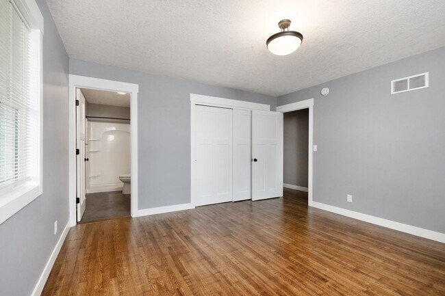 Building Photo - 1801 Elaine Dr