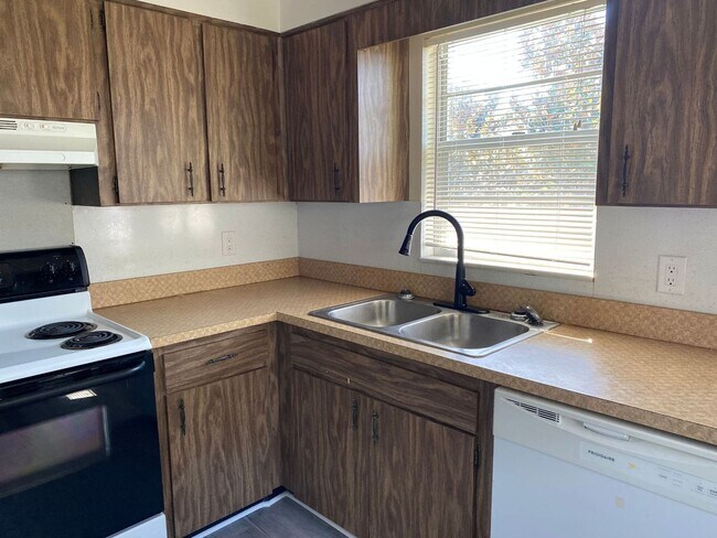 Building Photo - Spacious 2BR/1BA Duplex in Prime Lakeland ...