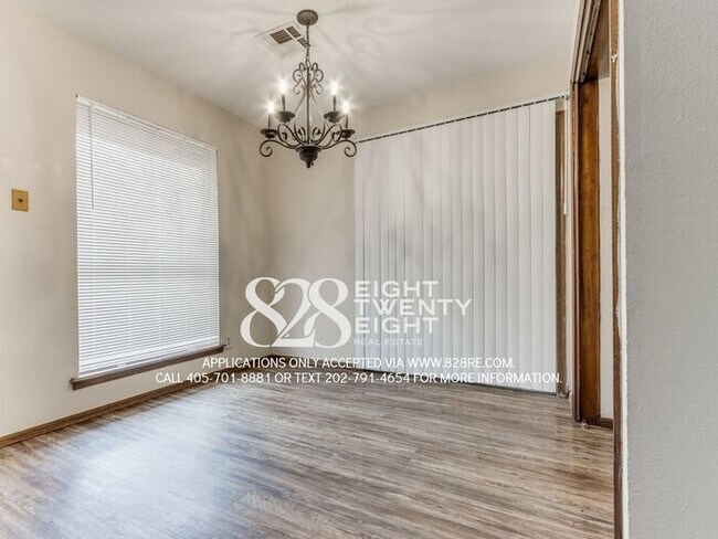 Building Photo - West Norman 2 Bed/1 Bath Duplex WITH Fenced Backyard! AVAILABLE NOW!