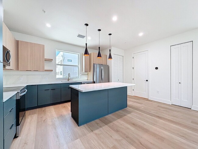 Building Photo - 342 14th St N