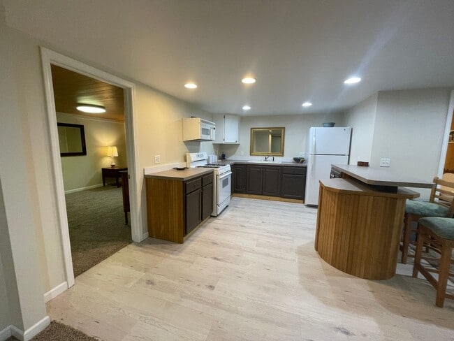 Building Photo - Spacious Garden-Level Studio in Prime Trav...