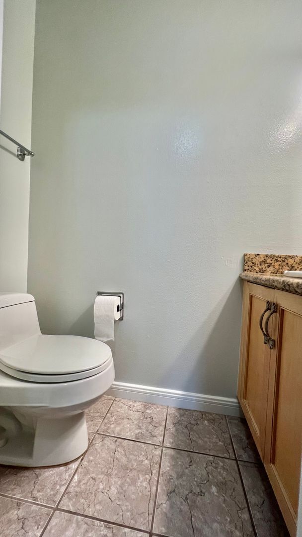 Building Photo - Well-maintained 2bd 1.5 ba  with plenty of...