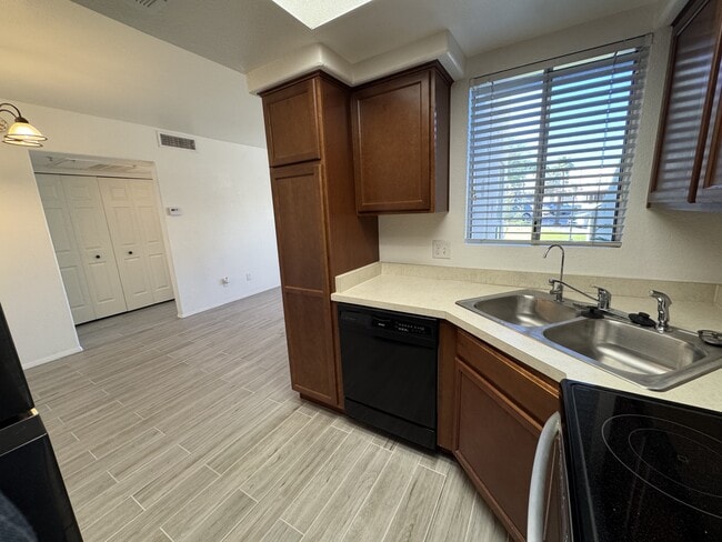 Building Photo - 1825 W Ray Rd