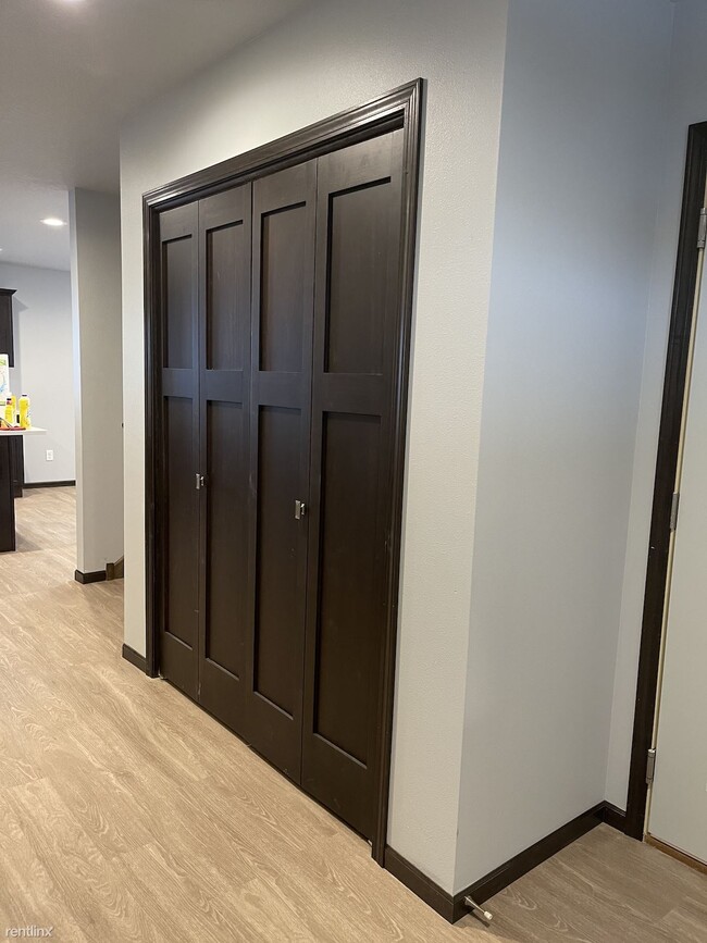 Building Photo - 4 br, 2.5 bath Townhome - Ringbaum Townhomes
