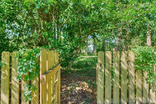 Building Photo - 3122 Village Park Dr