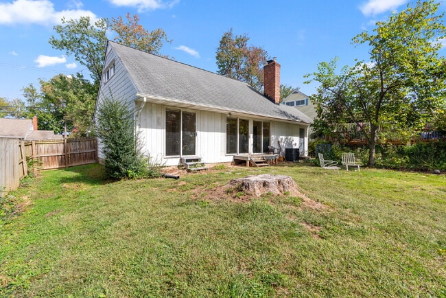 Building Photo - Affordable, Spacious AND Convenient Walk t...