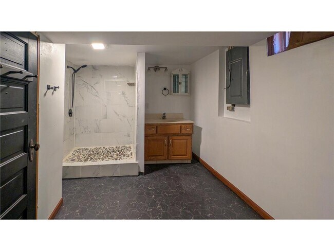 Building Photo - 301 Giles Pl