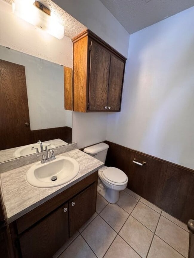 Building Photo - 2 bed, 1 and 1/2 baths with a 1 car garage and new countertops! cute duplex for rent near SW 89th...