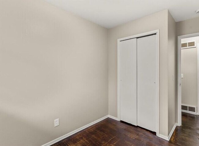 Building Photo - Freshly refreshed and move-in ready!