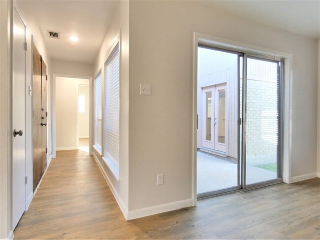 Building Photo - 606 Golfview Dr