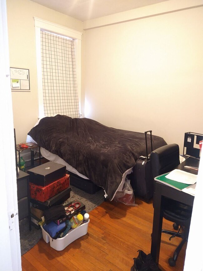 Building Photo - 2BR 1Bth unit. Heat/Hot Water included. Great location!