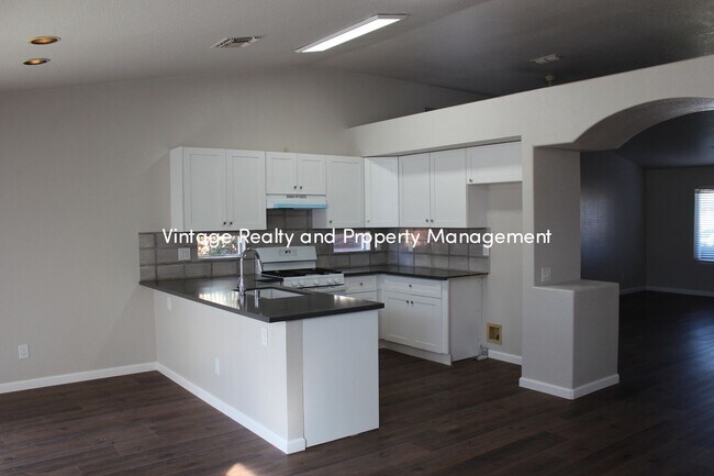Building Photo - Recently Updated 3 Bedroom Home That Is Ready To Go!!!