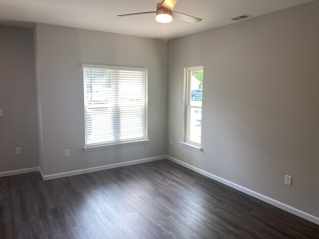 Building Photo - Beautiful 3 bedroom 2.5 bathroom home in C...