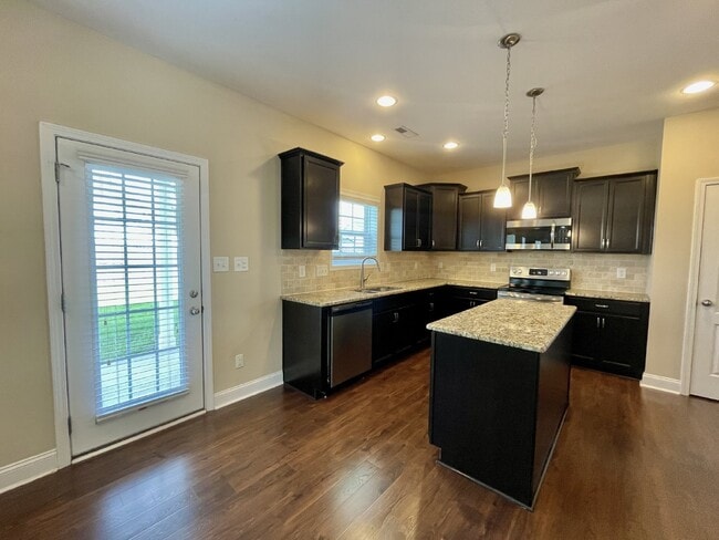 Building Photo - 4 Bed, 2 And A Half Bath Nest In Bedford