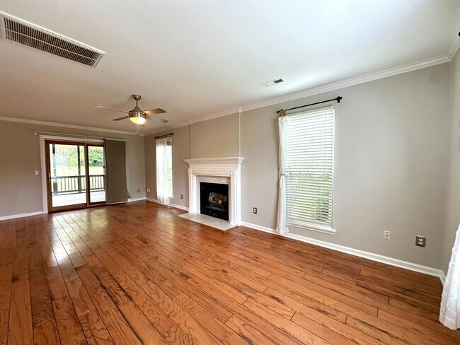 Building Photo - 8425 Hirsch Dr
