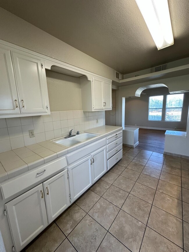 Building Photo - 3083 E Rose Ave