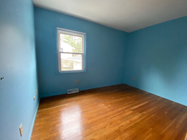 Building Photo - 6-Bedroom Single Family Home