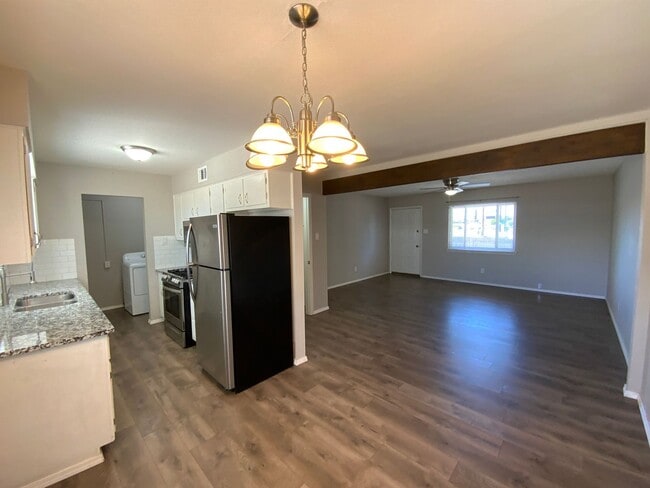 Building Photo - 3 Bedroom Single Story Home Available Near...
