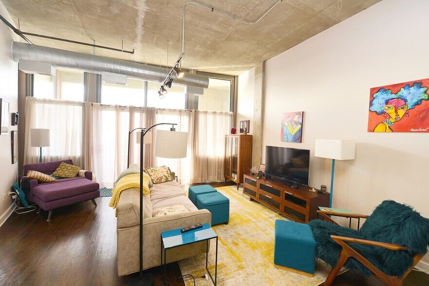 Building Photo - 900 N Kingsbury St