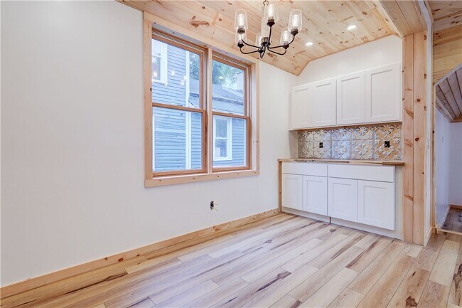 Building Photo - 413 Caroline St