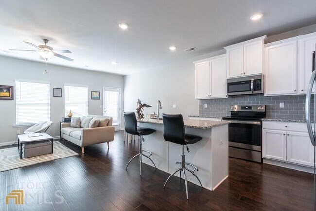 Building Photo - 3506 Lakeview Crk