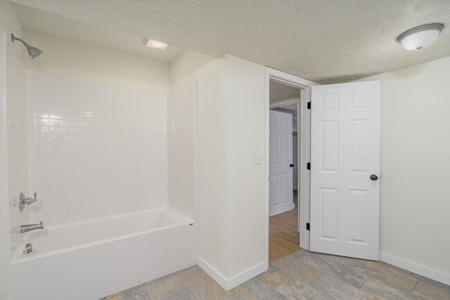 Building Photo - 4 BEDROOM 3 BATHROOM HOUSE FOR RENT