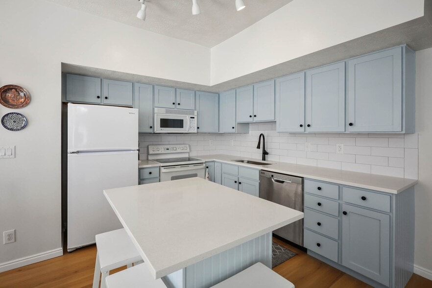 Building Photo - 140 N Bamberger Rd E