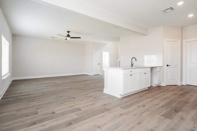 Building Photo - 244 Live Oak Ln