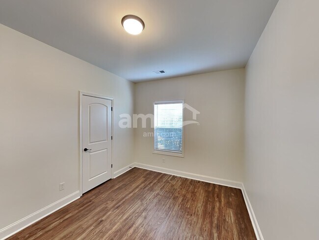 Building Photo - 107 Buster St