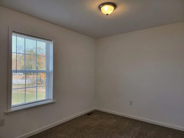 Building Photo - 126 Robert Cir