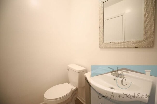 Building Photo - 2 bed, 1.5 bath apartment - HUD accepted!!