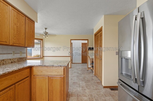 Building Photo - 9811 N Comanche Dr