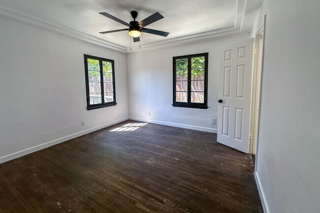 Building Photo - 1521 S Stanley Ave