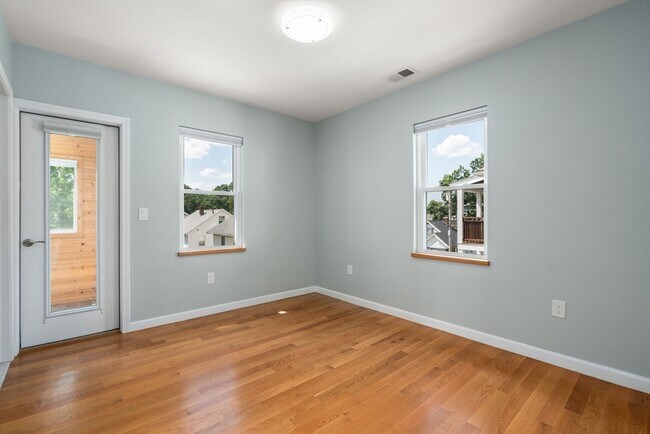 Building Photo - 574-576 Lagrange St