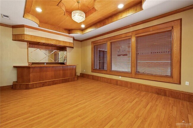 Building Photo - 604 Crystal Dr