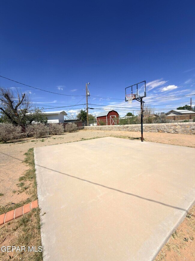 Building Photo - 7605 Parkland Dr