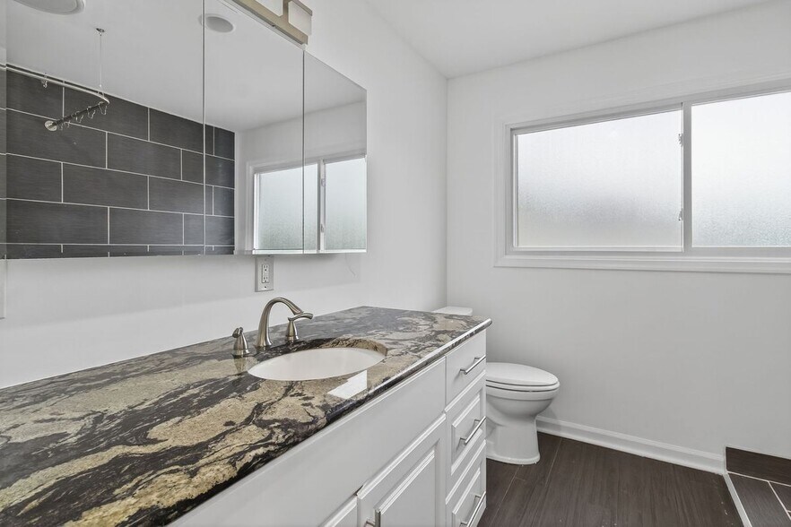 Building Photo - 837 Romney Ln