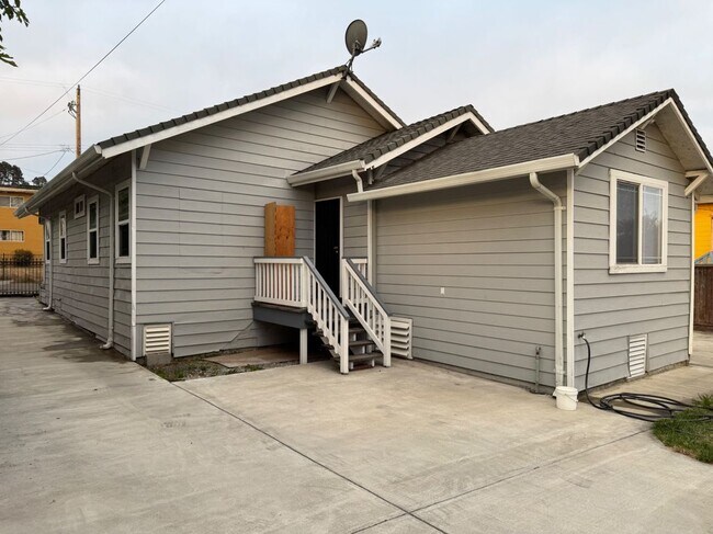 Building Photo - 9315 Hillside St