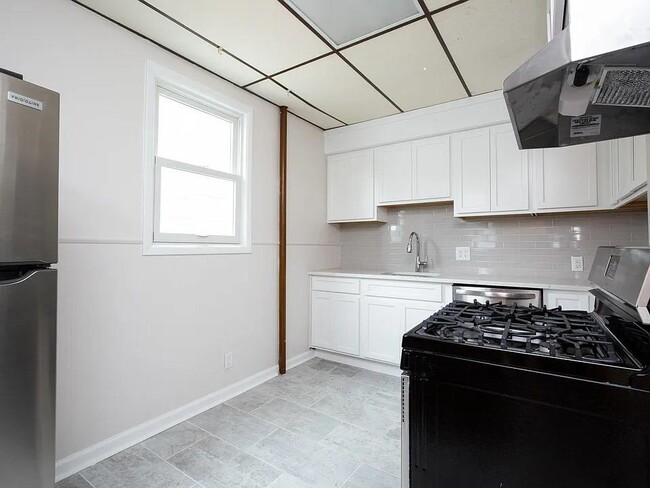 Building Photo - 733 Hudson Ave